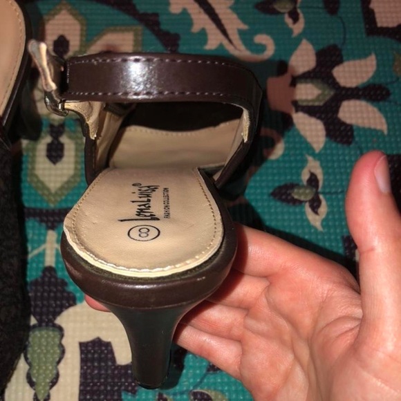 BROWN HEELS - Picture 2 of 3